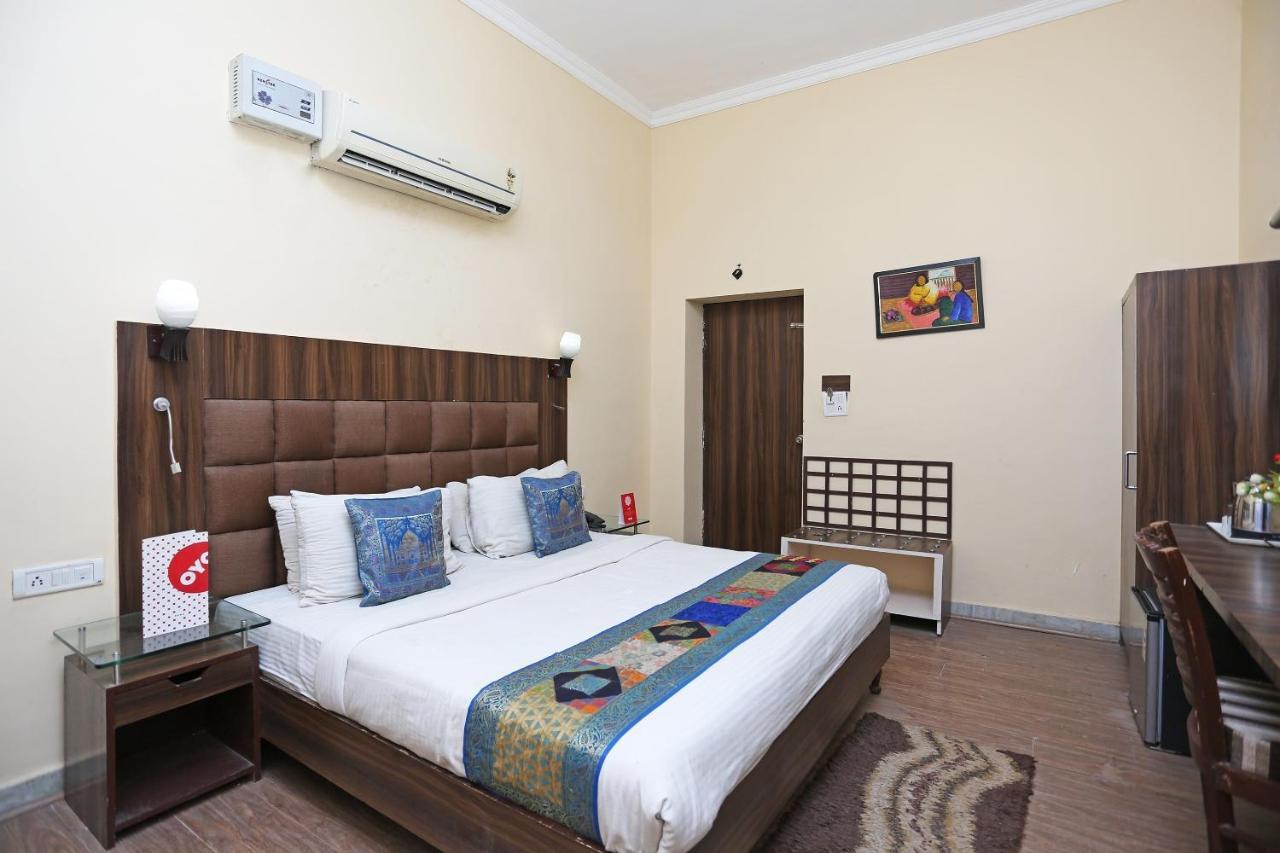 Oyo Flagship The Marc Blu Hotel Tajganj Exterior photo