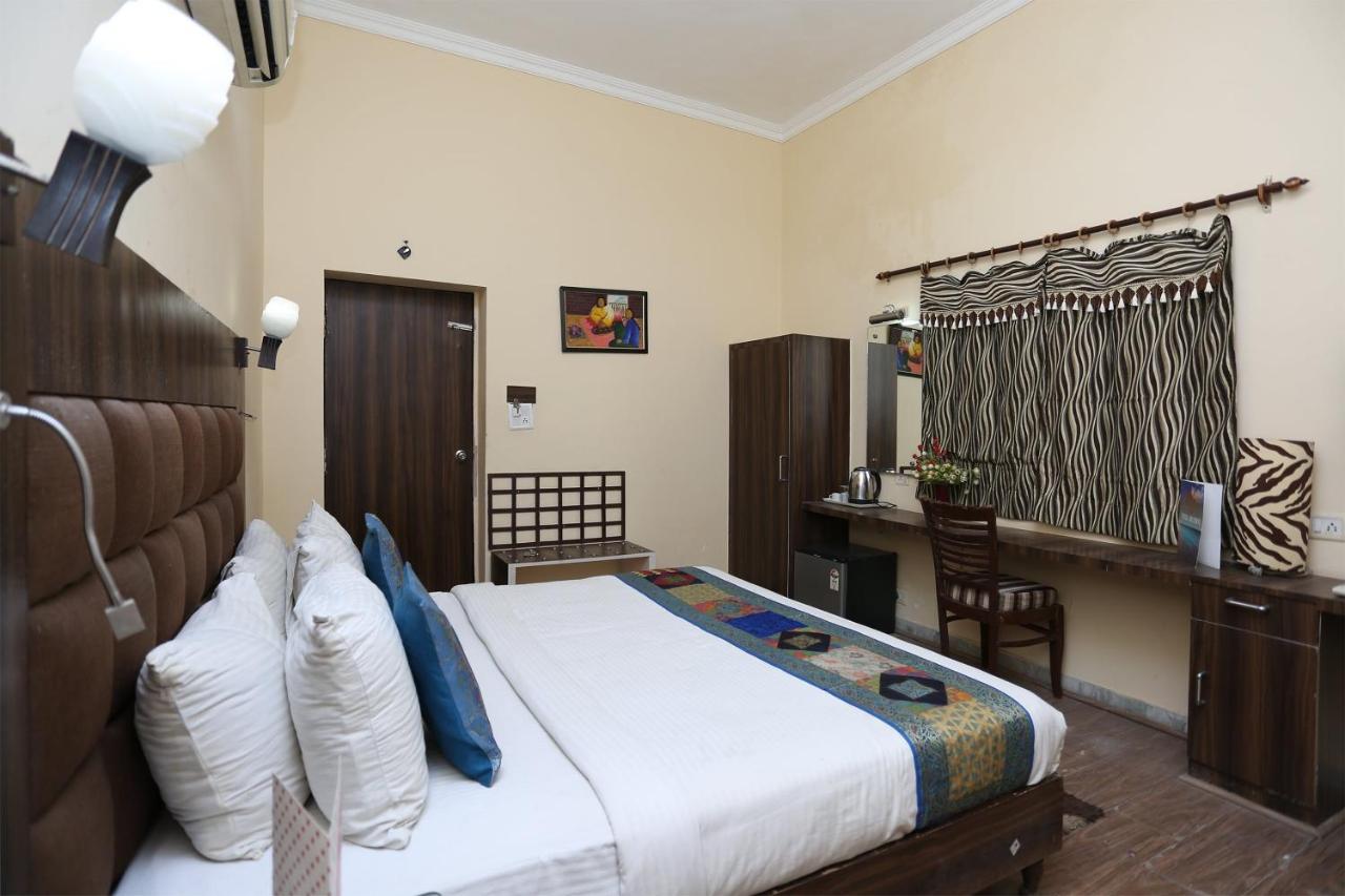 Oyo Flagship The Marc Blu Hotel Tajganj Exterior photo