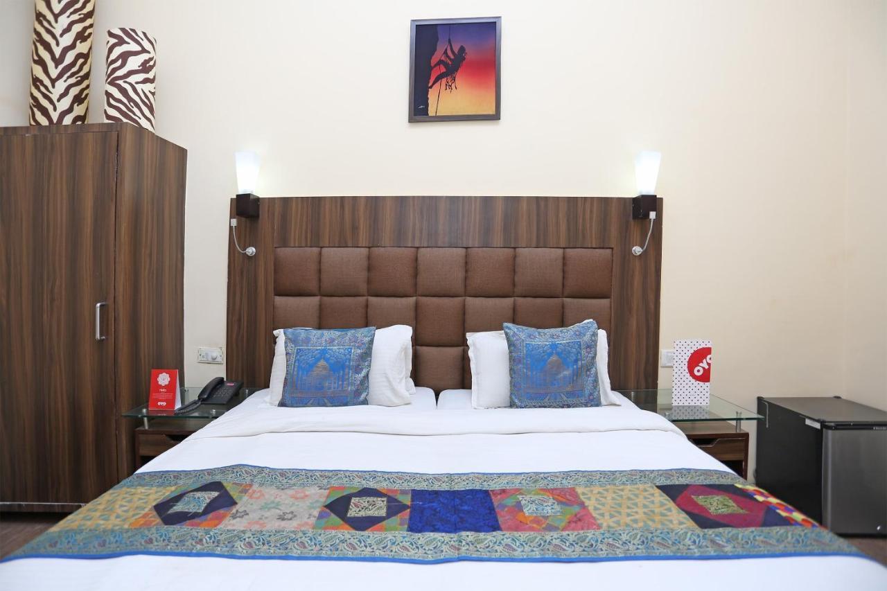 Oyo Flagship The Marc Blu Hotel Tajganj Exterior photo