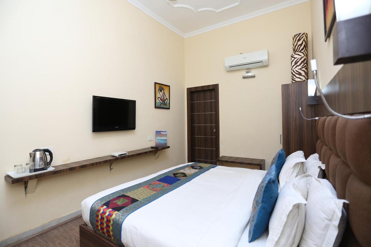 Oyo Flagship The Marc Blu Hotel Tajganj Exterior photo