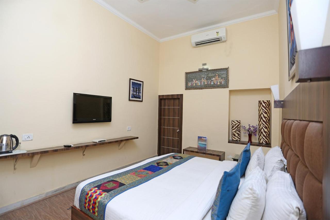 Oyo Flagship The Marc Blu Hotel Tajganj Exterior photo